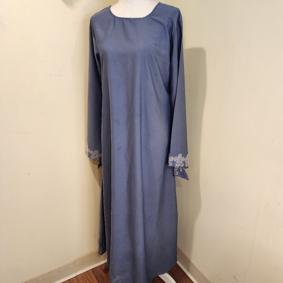 Elegant Blue Kaftan with Silver Embroidery Fits LARGE - Picture 2 of 12